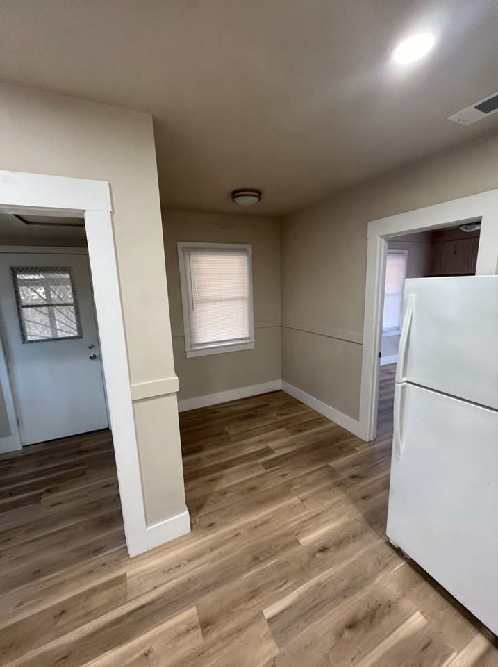 700 W Goshen Ave - Photo 4 of 14