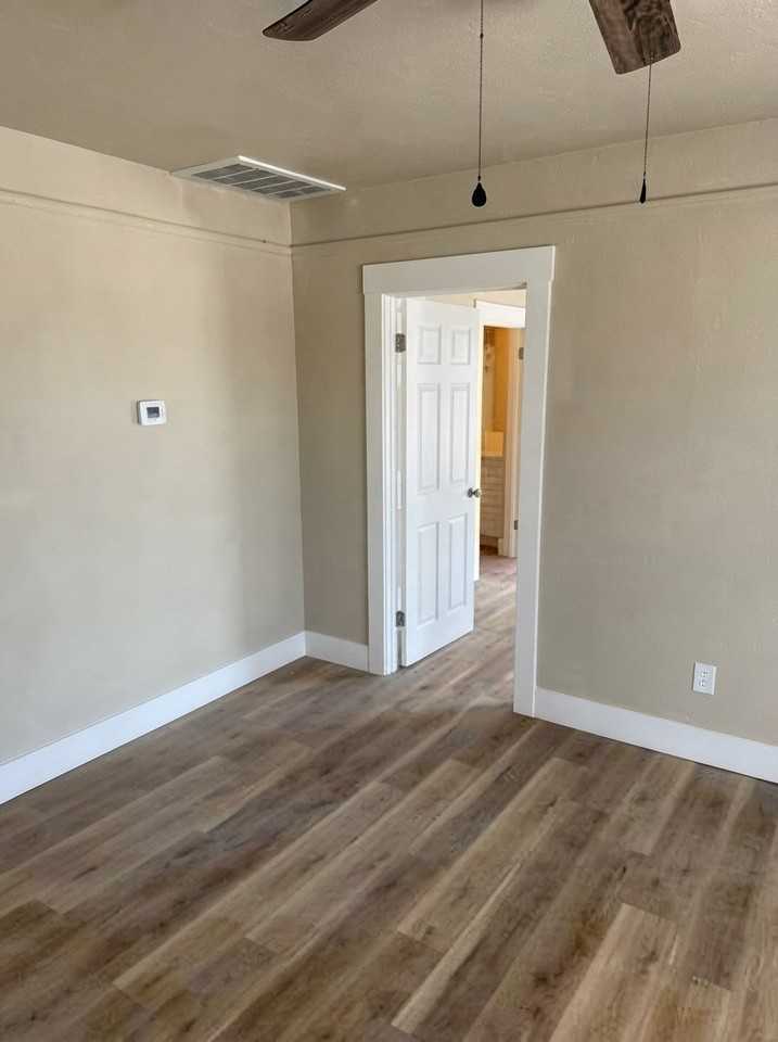 700 W Goshen Ave - Photo 3 of 9