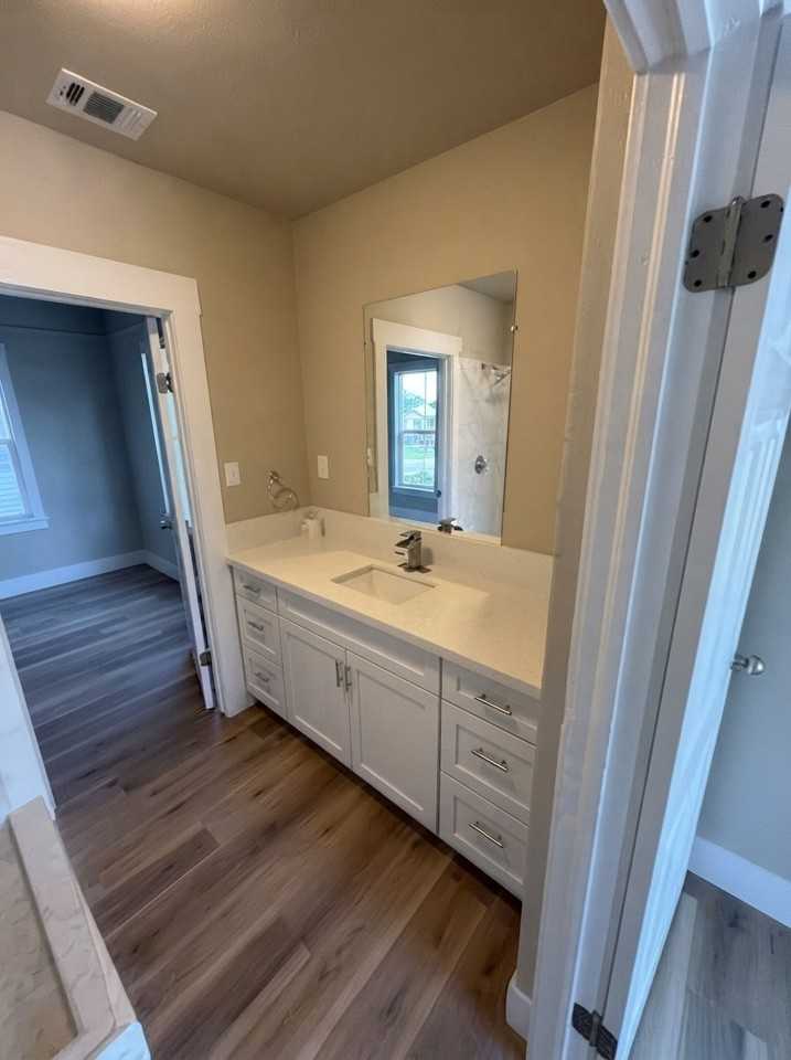 700 W Goshen Ave - Photo 5 of 9
