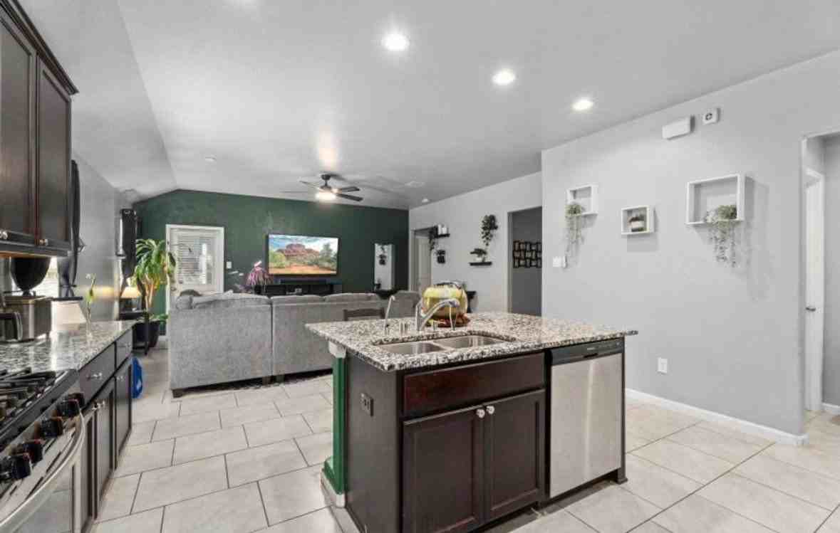 715 Harvest Bluff Dr - Photo 5 of 18