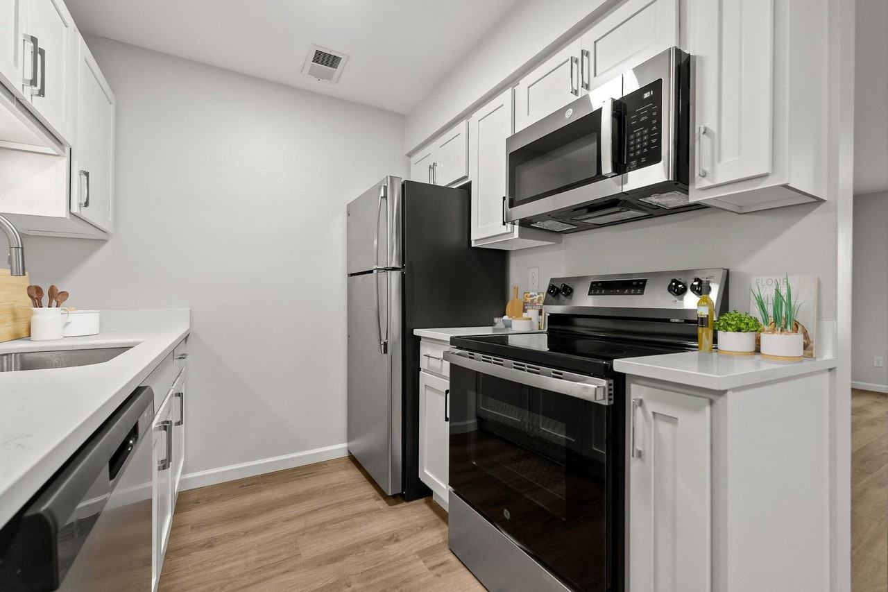 Milford Collection Apartments - Photo 6 of 21