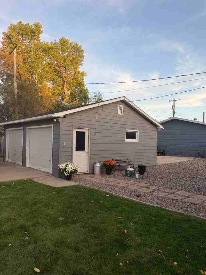 2302 Tompy St - Photo 2 of 12