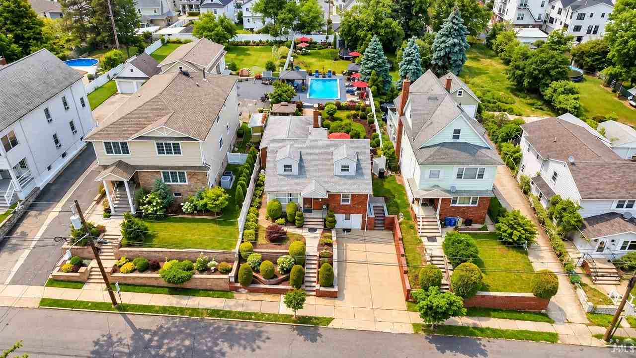 161 Plauderville Ave - Photo 4 of 20