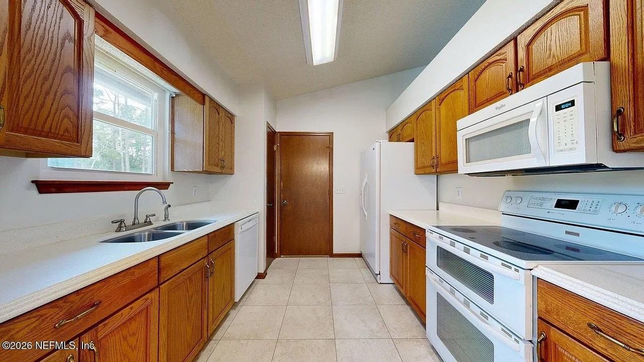 10878 Saddlehorn Dr - Photo 2 of 7