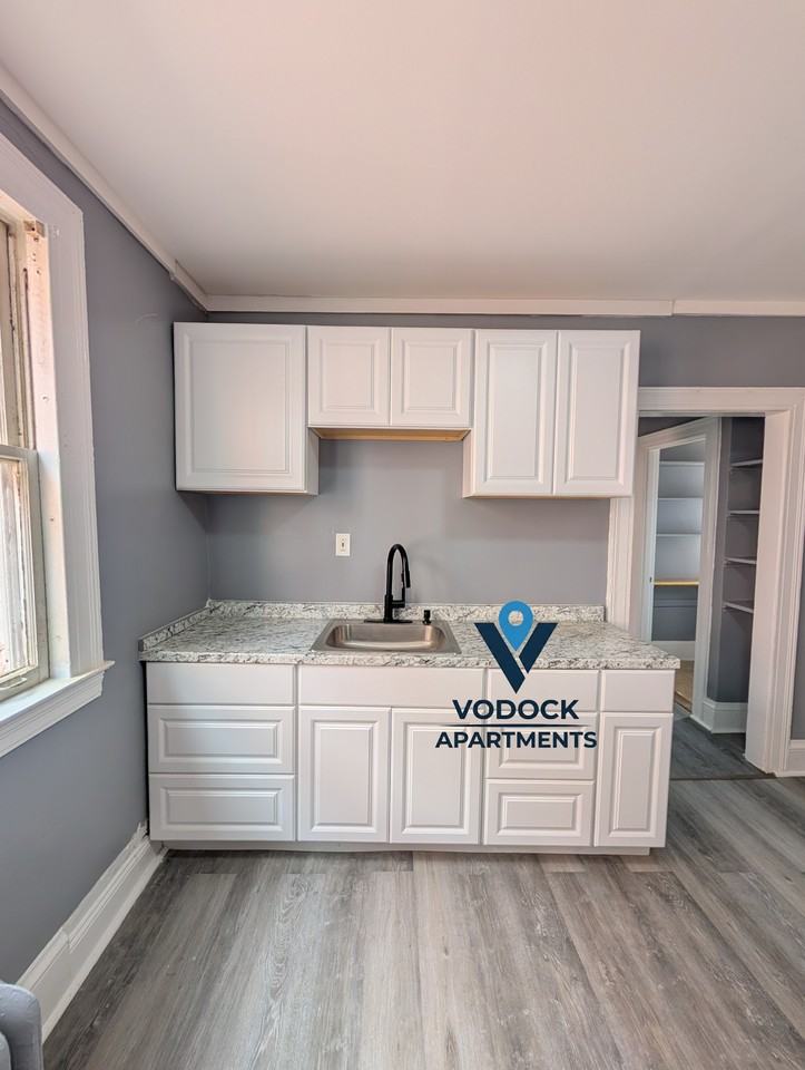 1052 Capitol Ave #3N - Photo 3 of 11