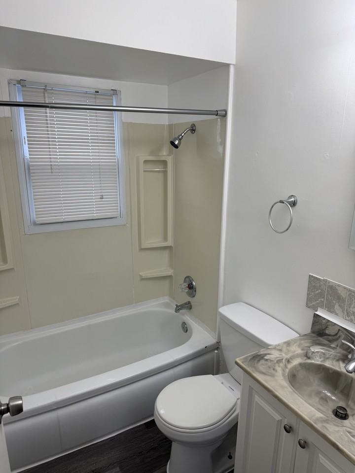 1130 Waldman Ave #NA - Photo 7 of 10