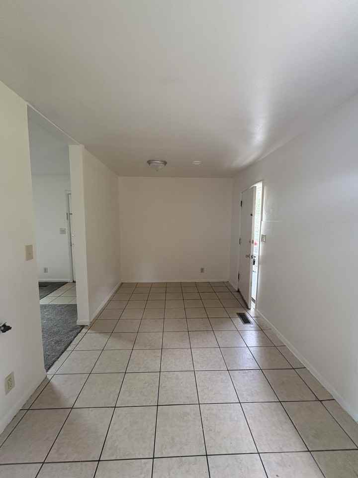2110 Piccadilly Avenue - Photo 3 of 10