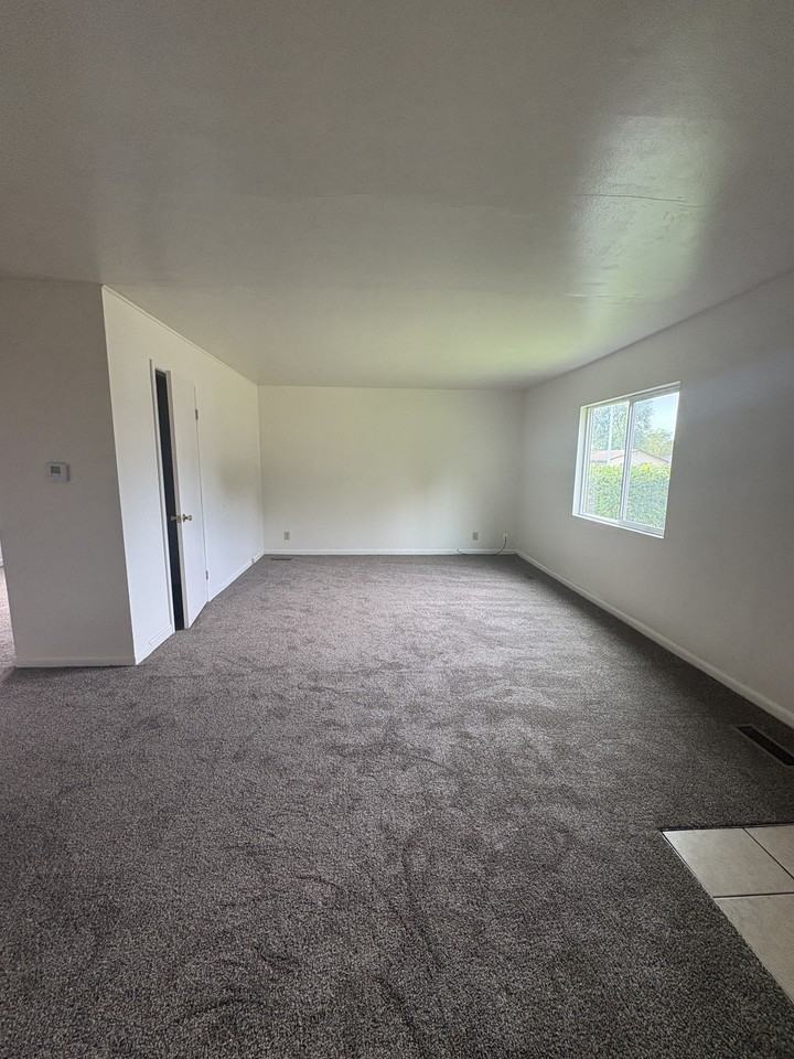 2110 Piccadilly Avenue - Photo 6 of 10