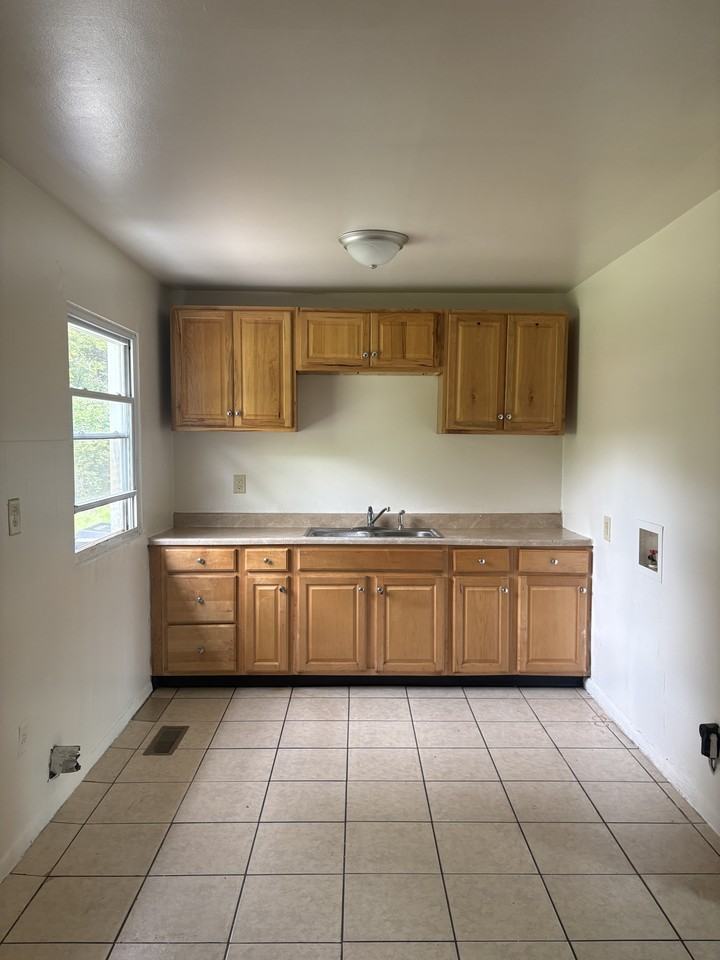 2110 Piccadilly Avenue - Photo 2 of 10