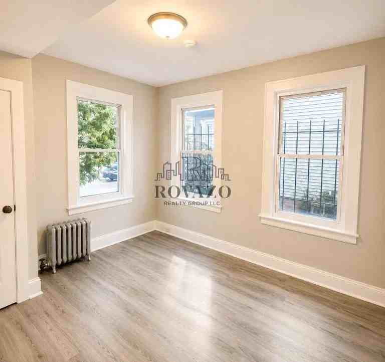 192 Shephard Ave #3B - Photo 3 of 7