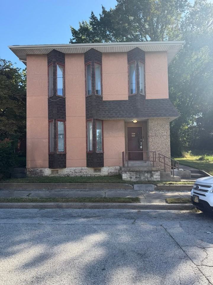 704 S High St