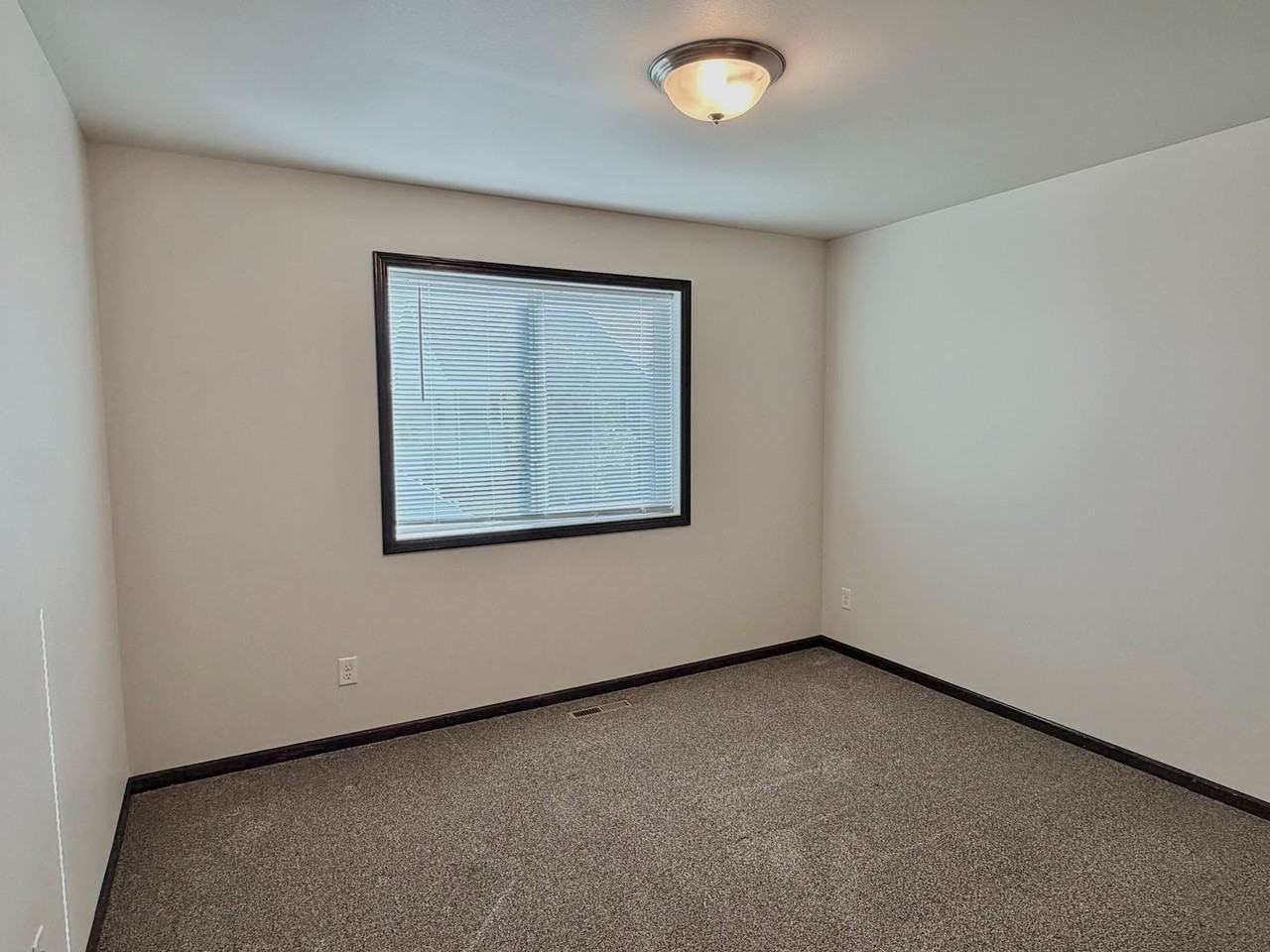 951 Eaglewood Ave W - Photo 6 of 24