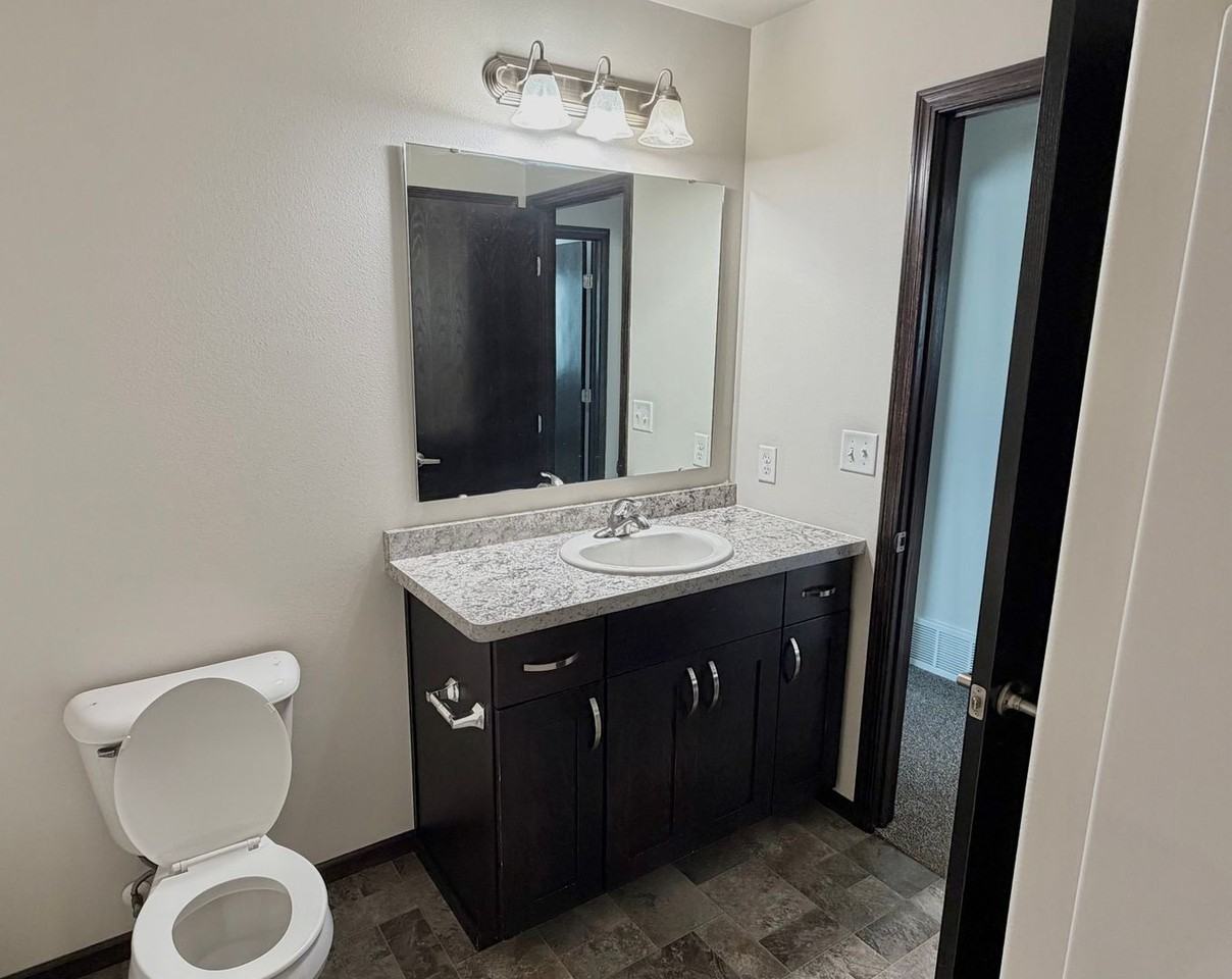 951 Eaglewood Ave W - Photo 7 of 24