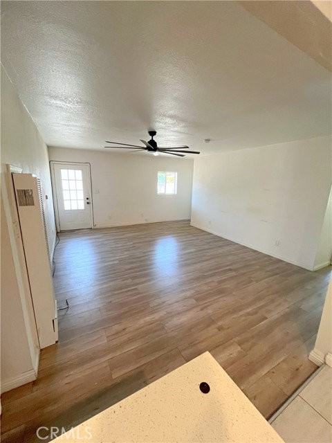 411 S Hewes St - Photo 3 of 8