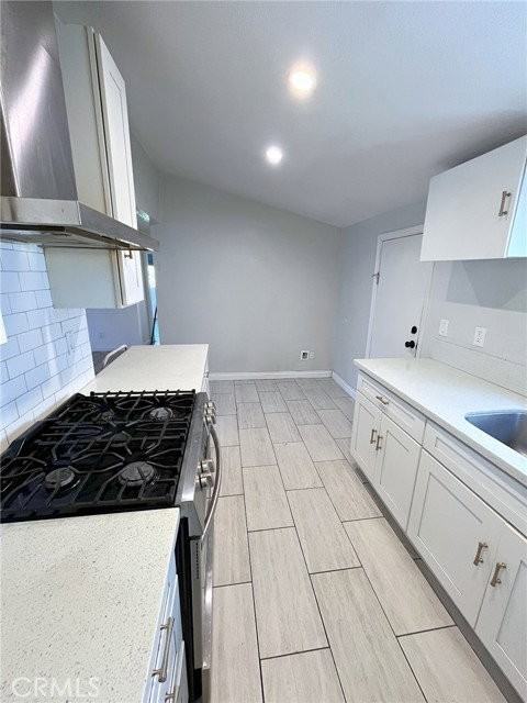 411 S Hewes St - Photo 4 of 8