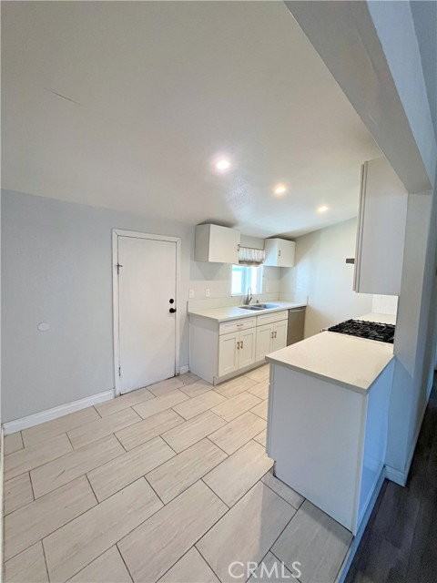 411 S Hewes St - Photo 6 of 8