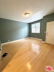 1749 12th St #B - Photo 4 of 6