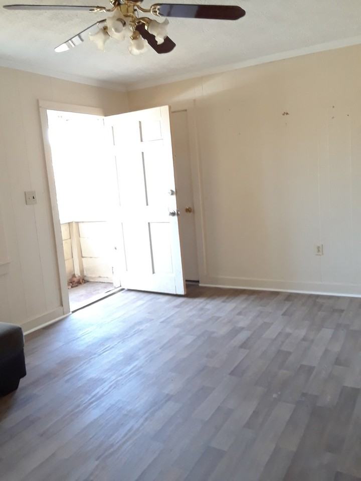 210 Barton Dr - Photo 2 of 8
