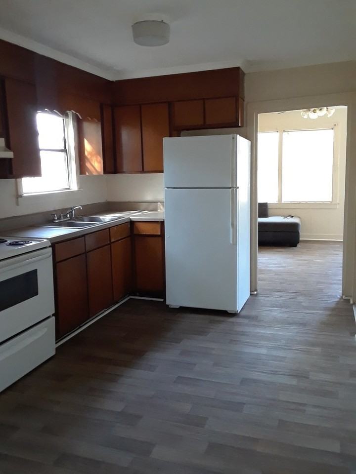 210 Barton Dr - Photo 3 of 8