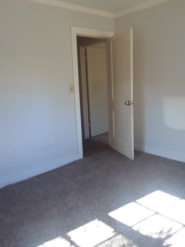210 Barton Dr - Photo 7 of 8