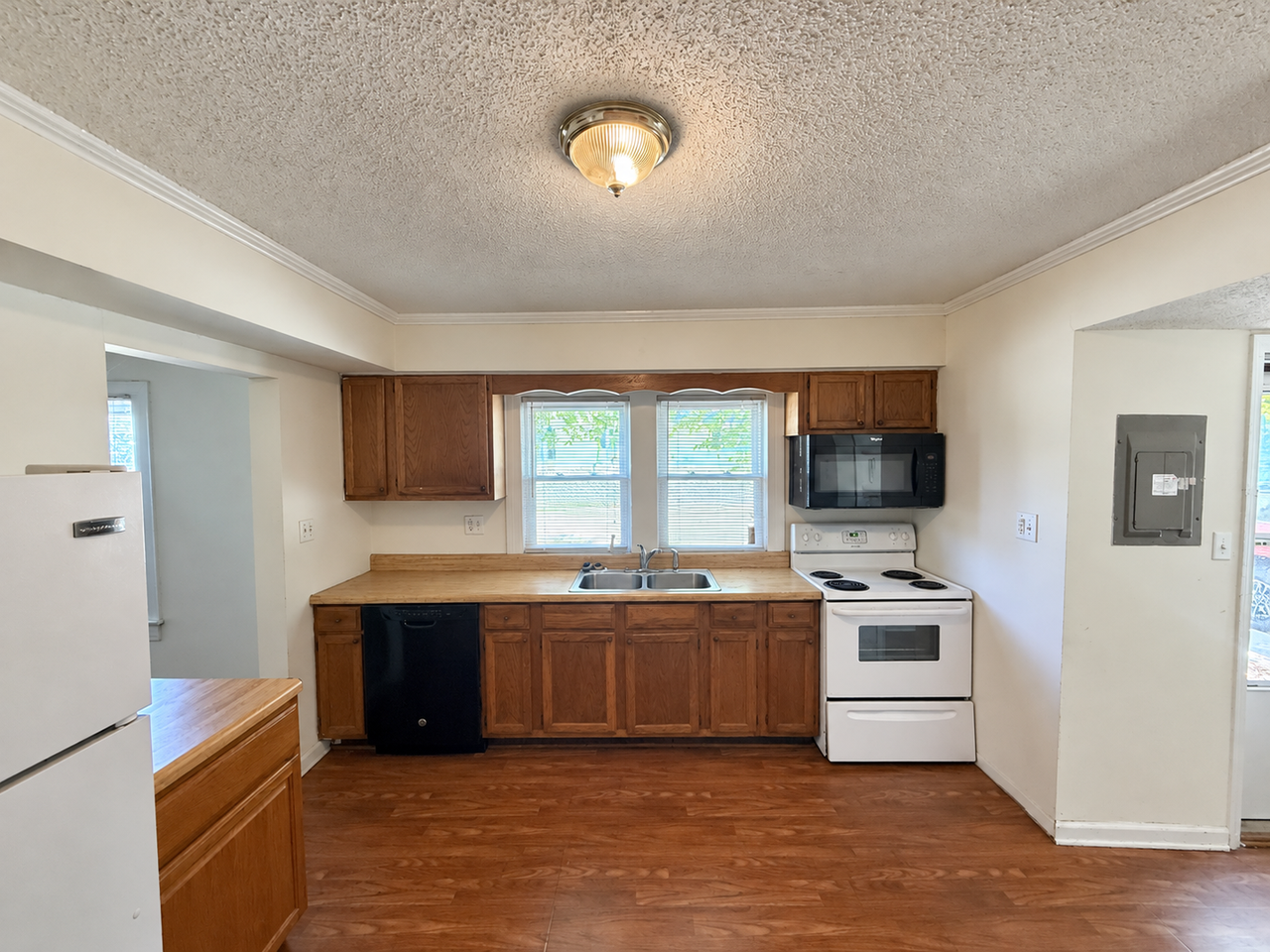 300 Ward St - Photo 4 of 17