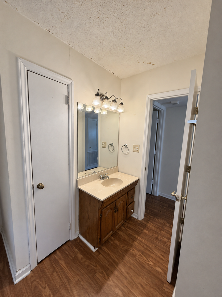 300 Ward St - Photo 6 of 17