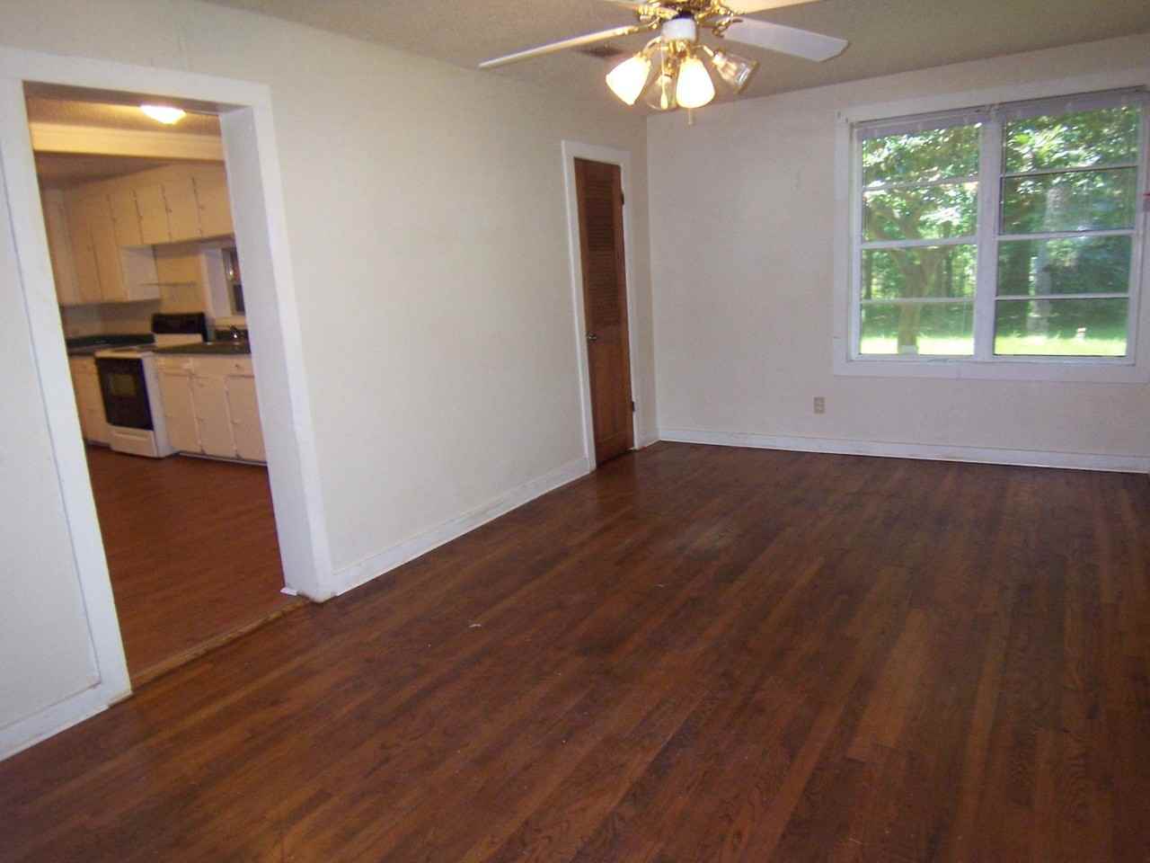 82 Catherine St - Photo 3 of 6