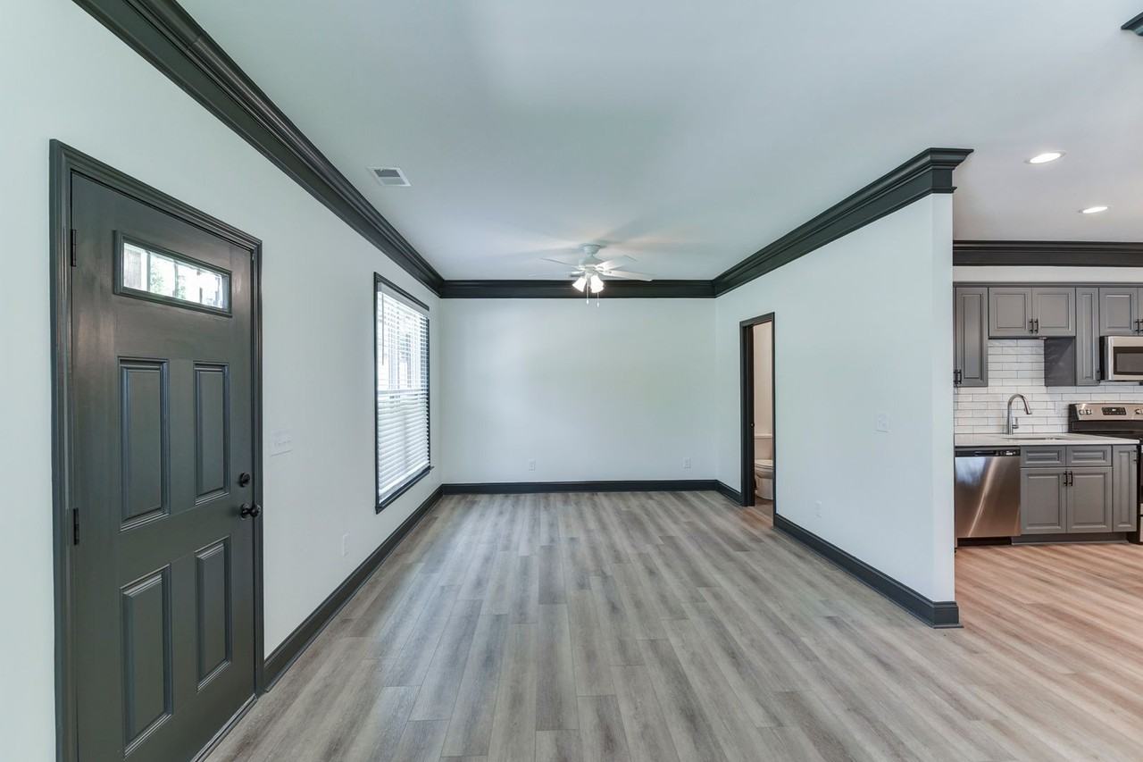 501 S Saluda Ave - Photo 3 of 7