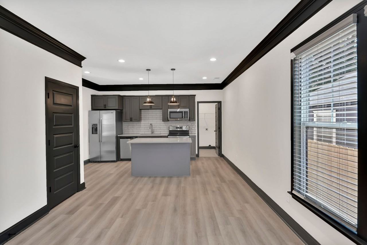 501 S Saluda Ave - Photo 4 of 7