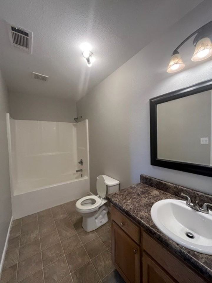 829 N 10th Ave - Photo 7 of 18