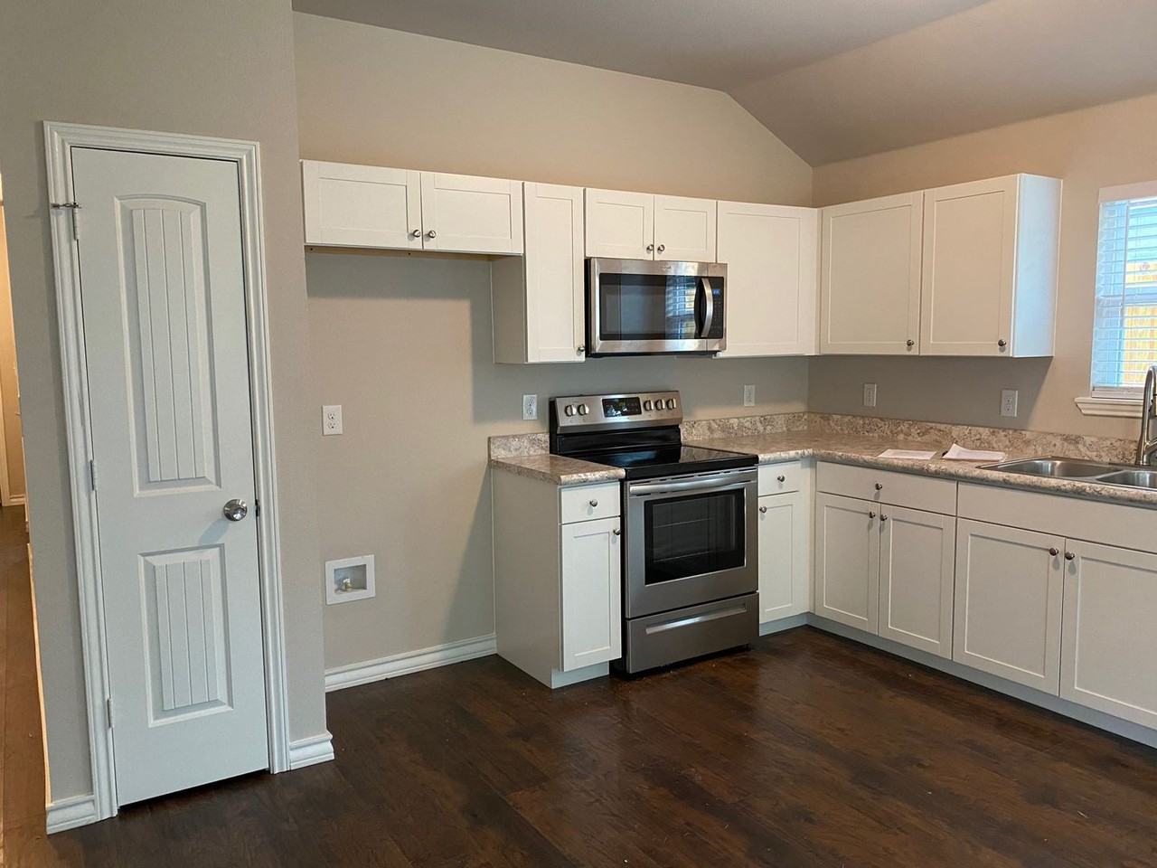 835 E Harvey Ave - Photo 2 of 16