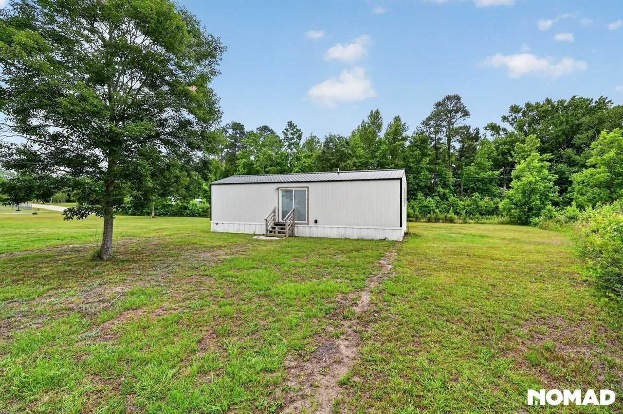 2091 Fisher Dr Se - Photo 2 of 15