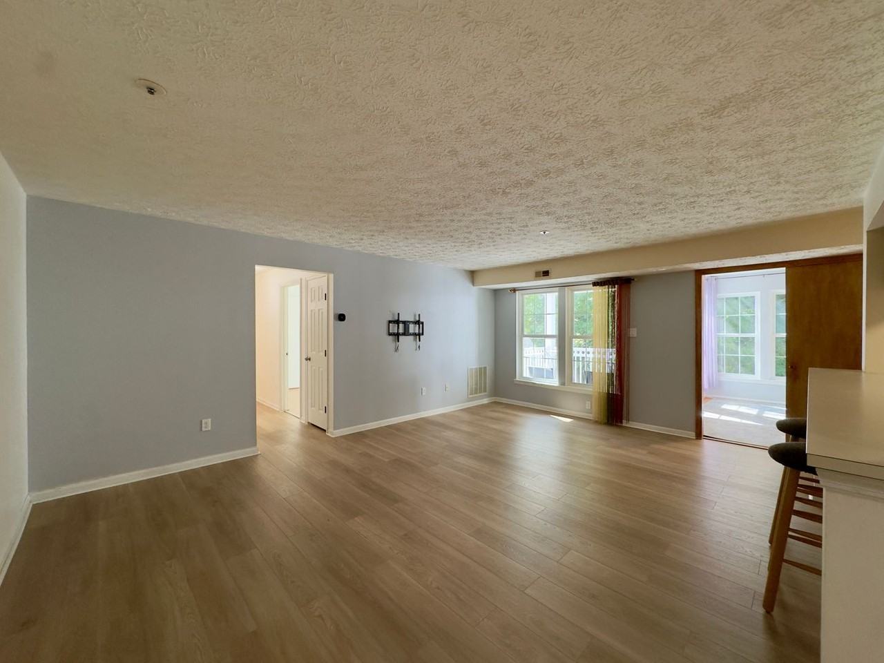 1458 Greenbriar Cir - Photo 4 of 15