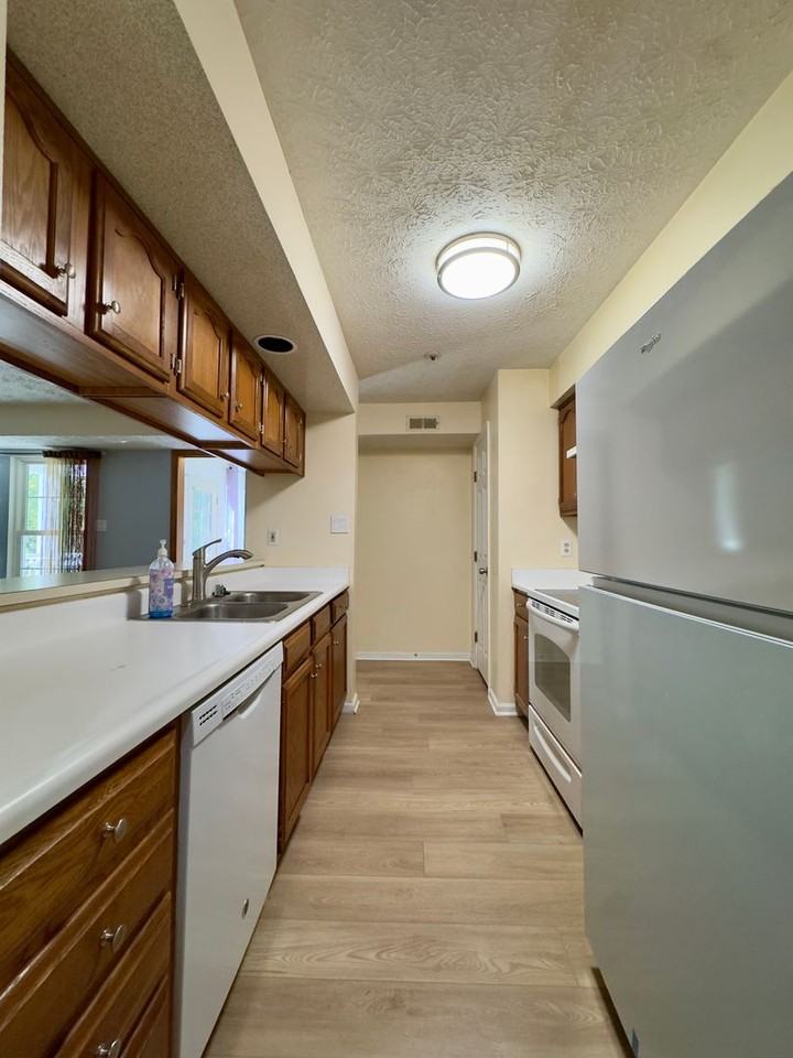 1458 Greenbriar Cir - Photo 5 of 15