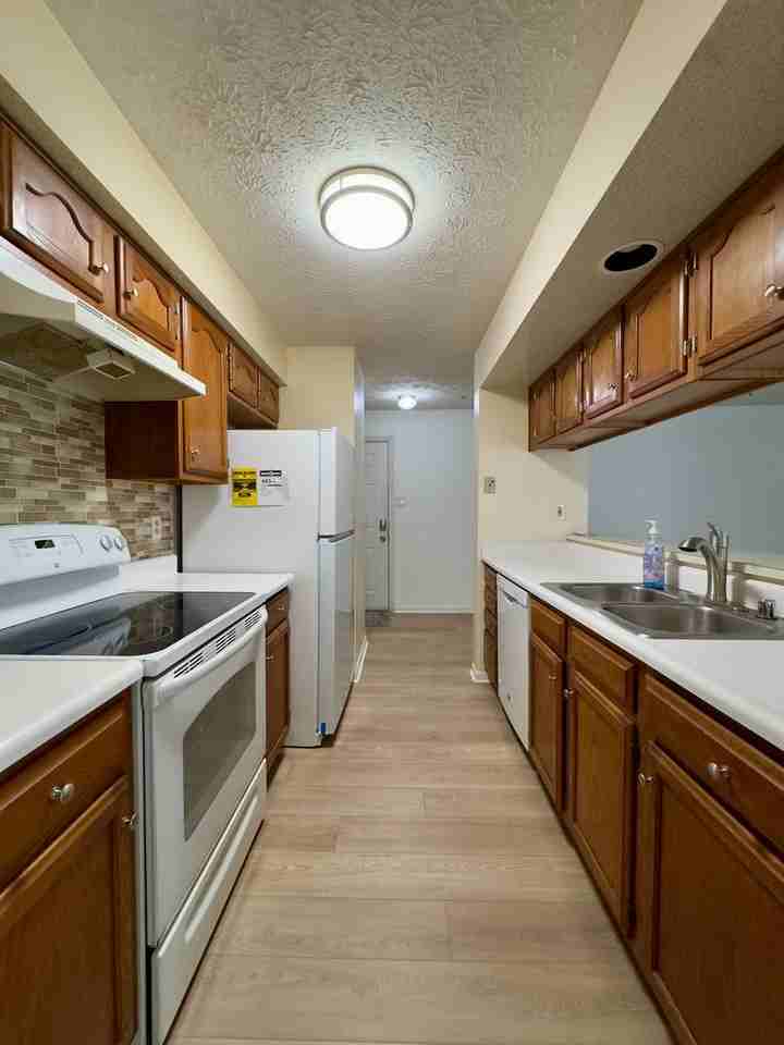 1458 Greenbriar Cir - Photo 6 of 15
