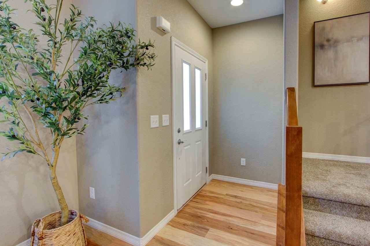 3027 Knolls End Dr - Photo 4 of 32