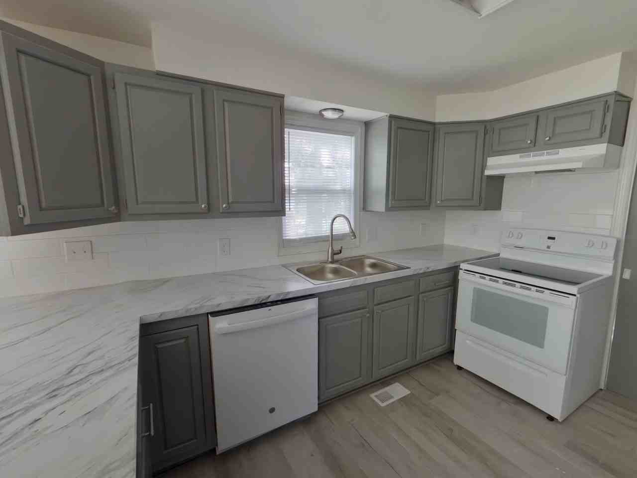 1621 S Waco Ave - Photo 4 of 15