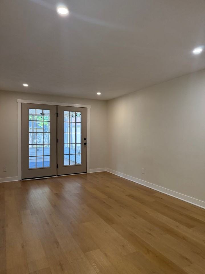 3141 E Grand St - Photo 2 of 17