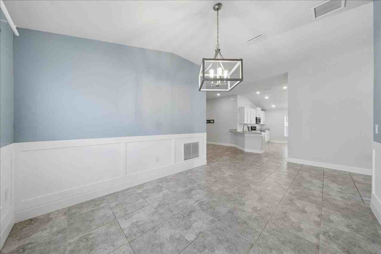 1261 Tupelo Cir - Photo 4 of 20