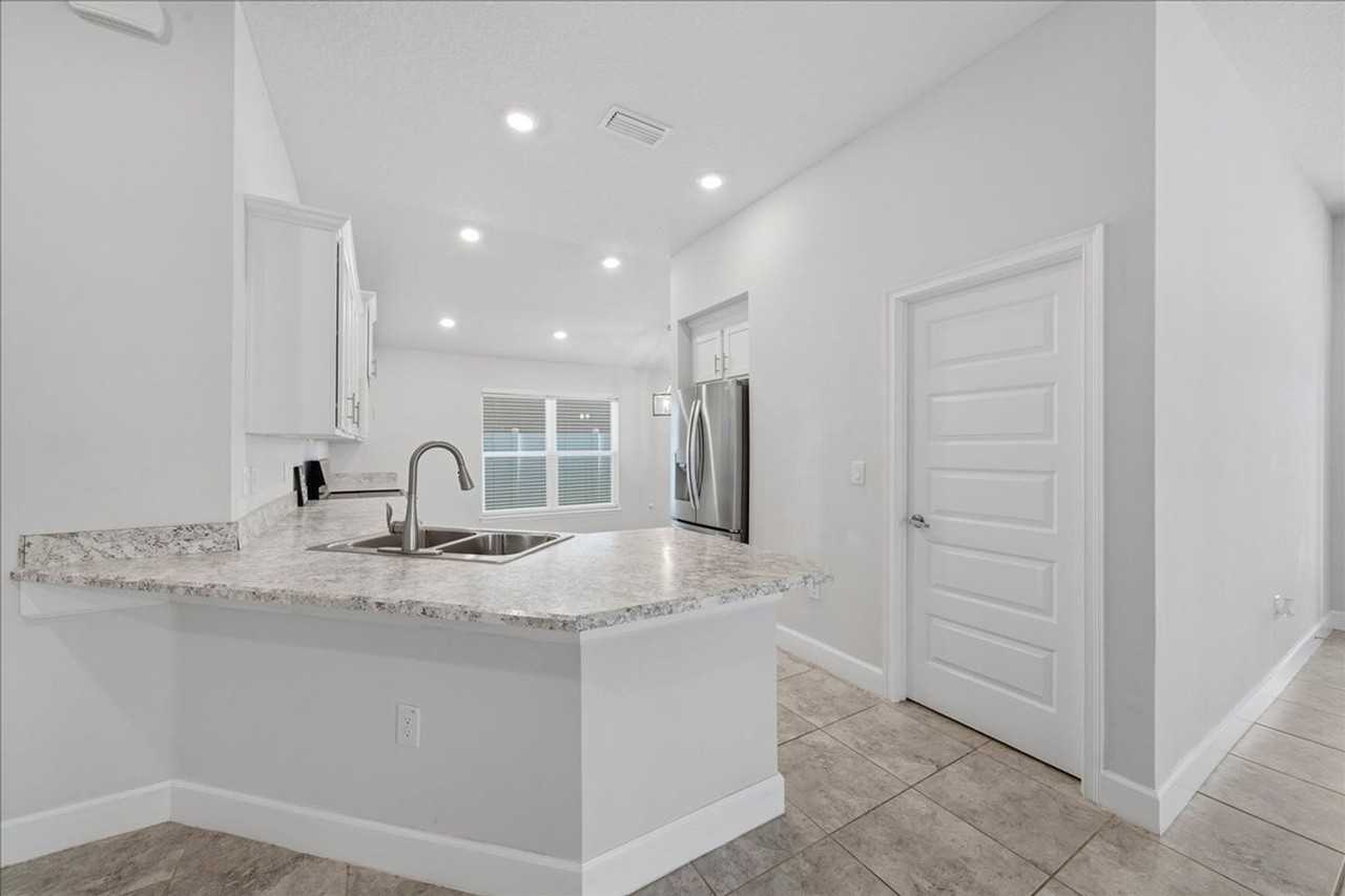 1261 Tupelo Cir - Photo 5 of 20