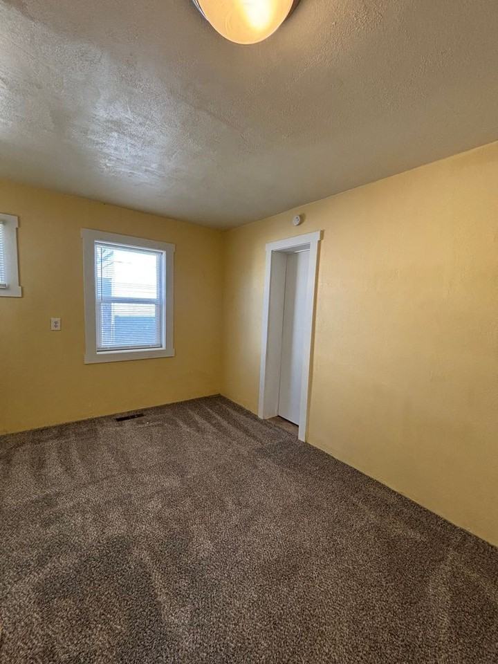 650 Park Ave - Photo 5 of 12