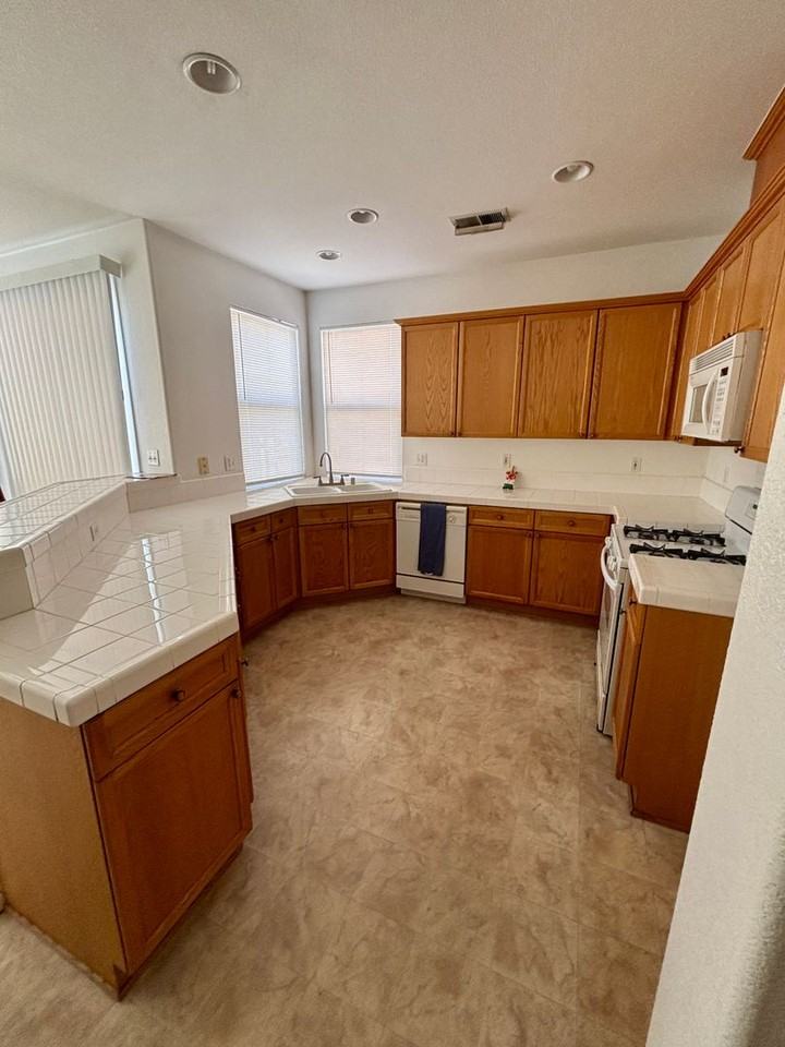 304 Peachcrest Ct - Photo 4 of 9
