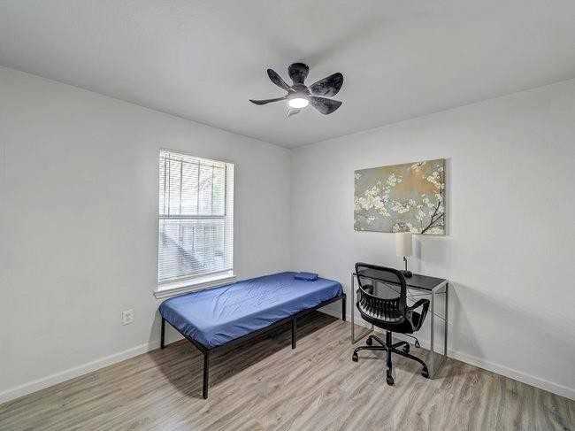 Sylvia St - Photo 4 of 5