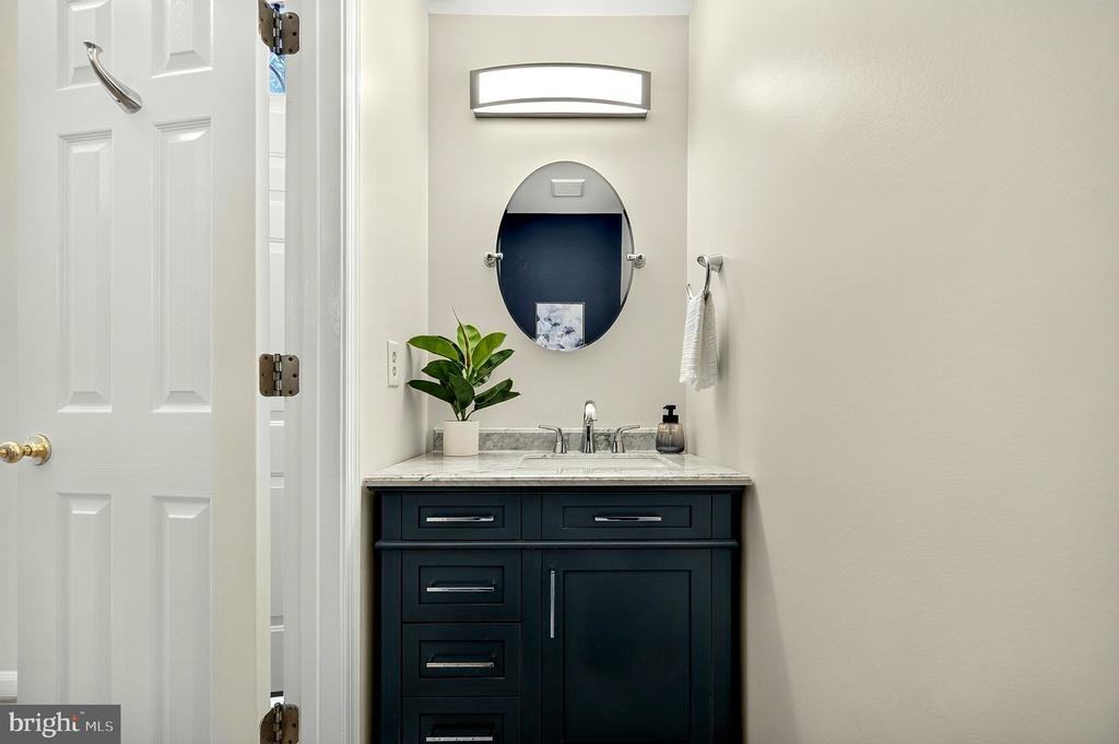 8006 Trevor Pl - Photo 5 of 40