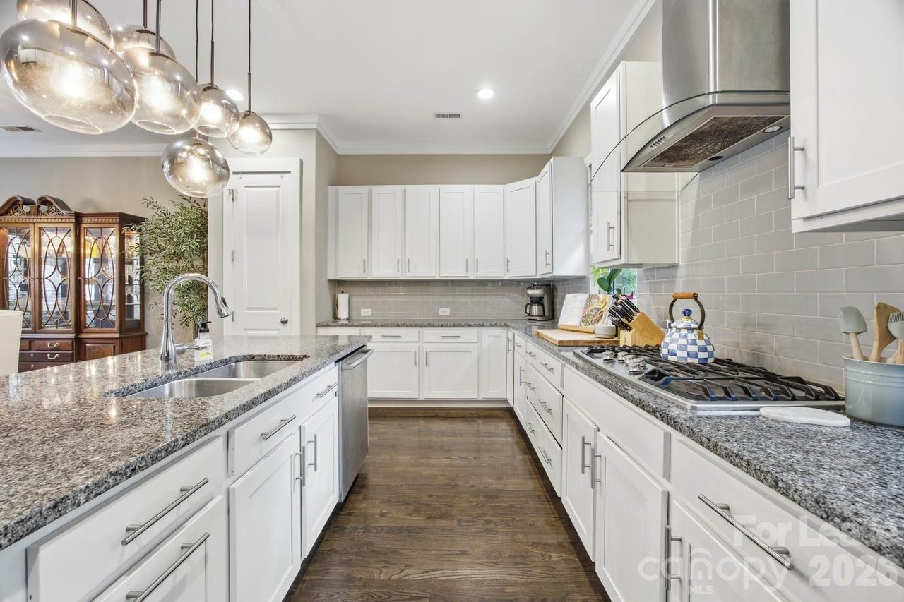 863 Academy St - Photo 4 of 38