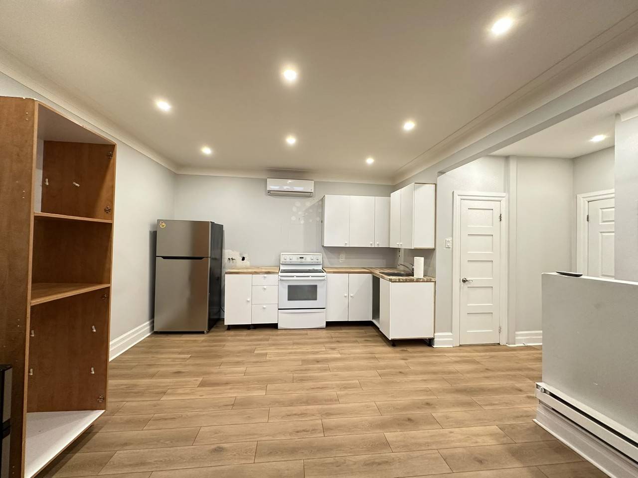 5321 Chemin Queen Mary #A - Photo 2 of 11