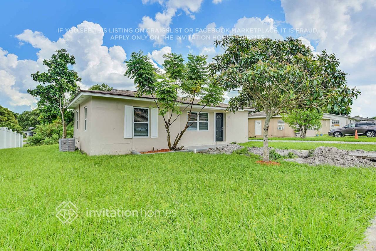1095 Saxon Blvd - Photo 2 of 26