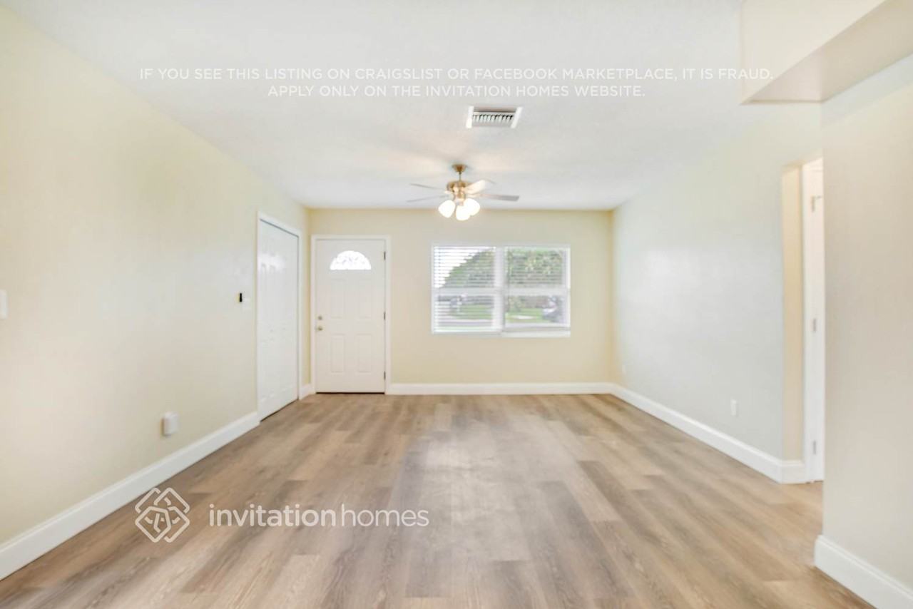 1095 Saxon Blvd - Photo 4 of 26