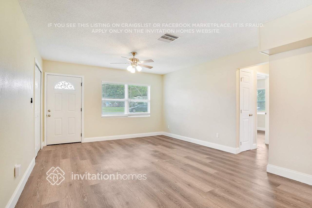 1095 Saxon Blvd - Photo 5 of 26