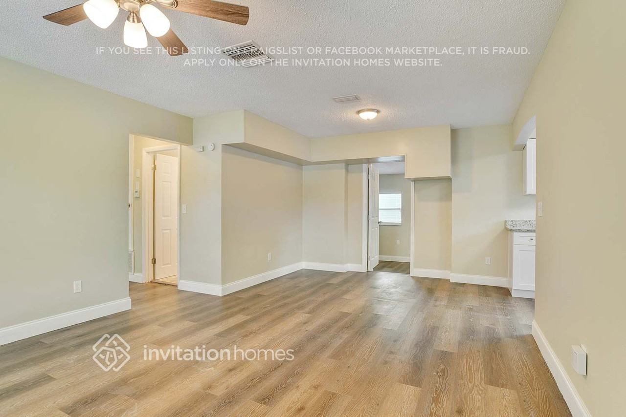 1095 Saxon Blvd - Photo 6 of 26